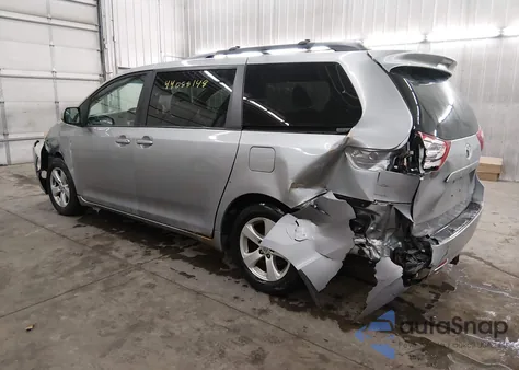 2015 Toyota Sienna Le 8 Passenger z USA, uszkodzony, nr VIN 5TDKK3DC5FS651865